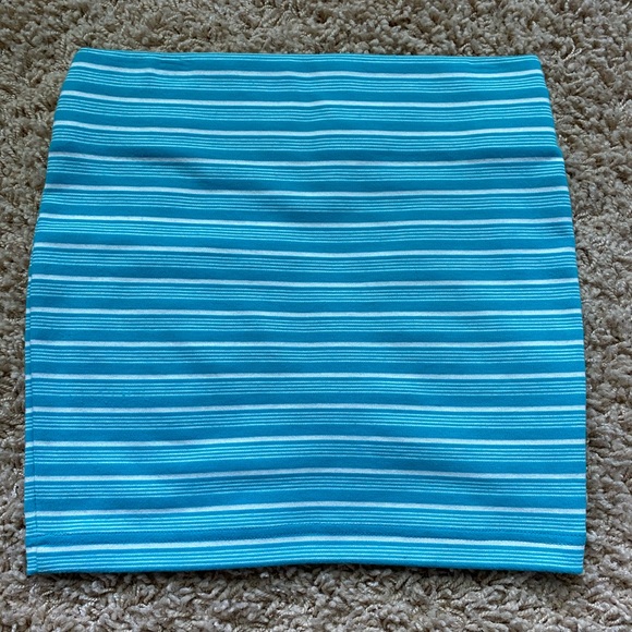 ☀️Summer Night ☀️ Blue Mini Skirt by Guess ~Size M ~ - Picture 3 of 3